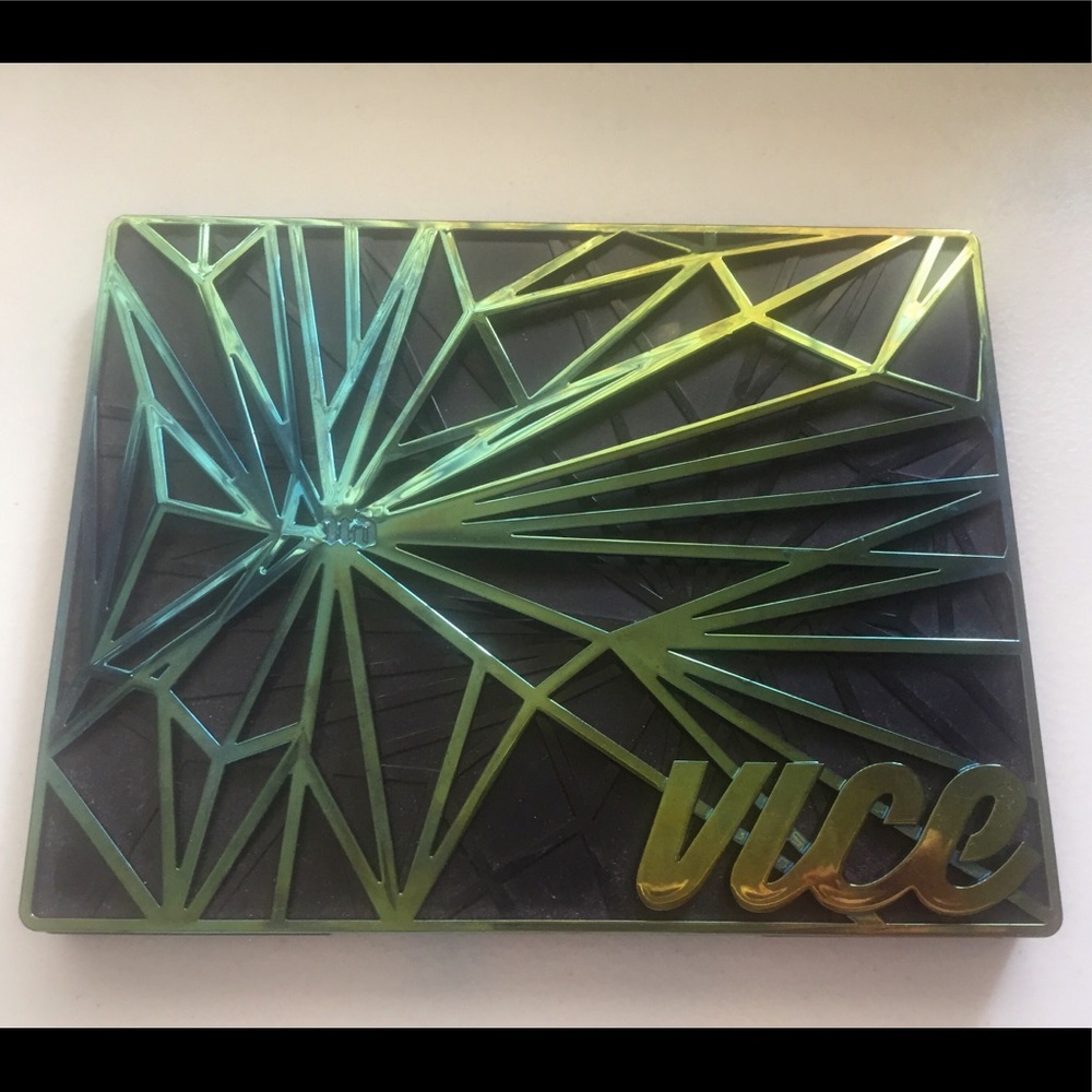 URBAN DECAY VICE 4 Eyeshadow Palette & Makeup Bag